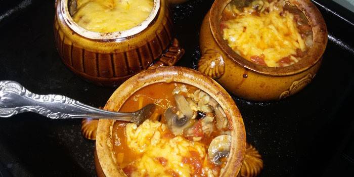 Блюдо в горшочках с шампиньонами