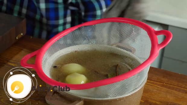 Для приготовления бешбармака процедите тесто.