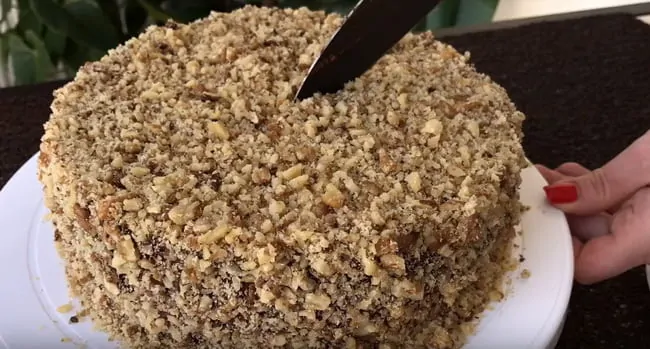 готовый торт с шоколадом и орехами