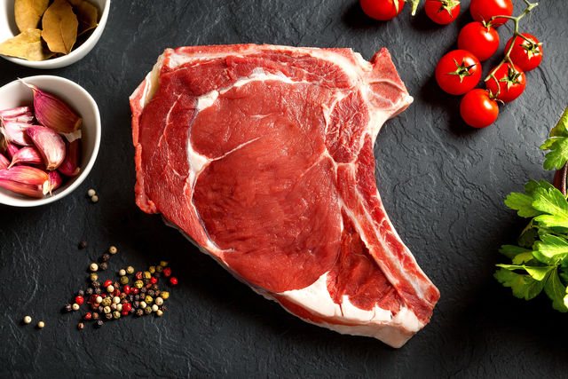 Использование мяса разных сортов делает бульон более вкусным и насыщенным