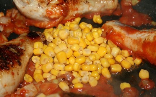 Отправляем кукурузу в сковороду