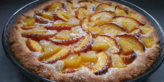 Пирог из песочного теста с персиками