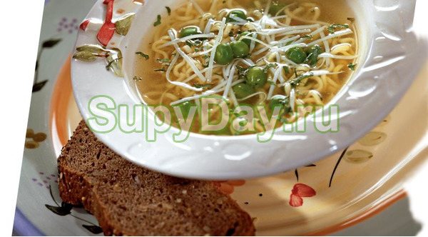 Согревающий суп с зеленым горошком и лапшой