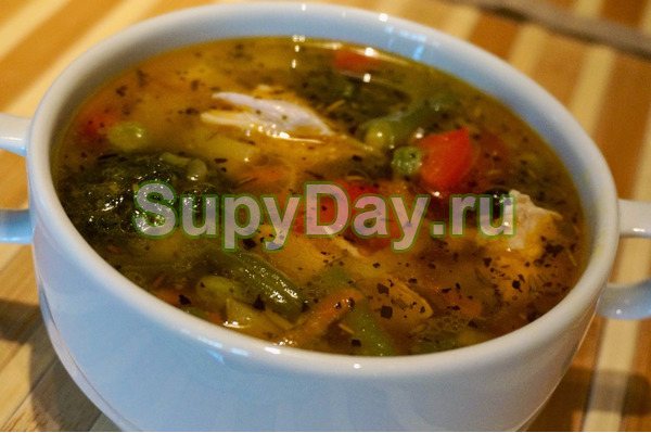 Суп с брокколи, курицей копченой и зелеными стручками фасоли