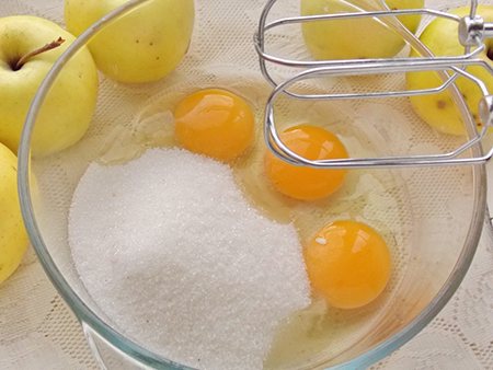 Взбиваем яйца с сахаром